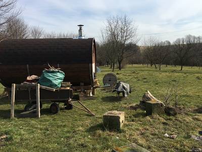 In der originellen Fass-Sauna auf der Wiese entspannen