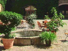 Der romantische Hof mit Brunnen