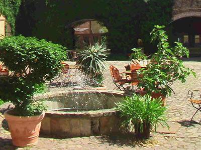 Der romantische Hof mit Brunnen