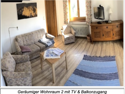 Wohnzimmer mit Klappcouch im großen Appartment in Wimmau